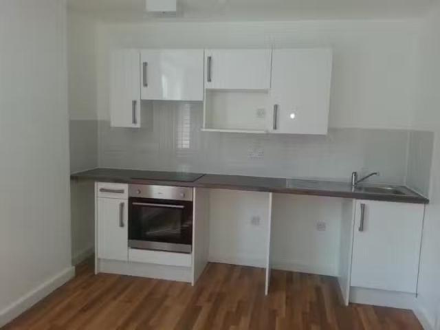 Deal! Studio apartment for rent in Clyde Court, Erskine Street.