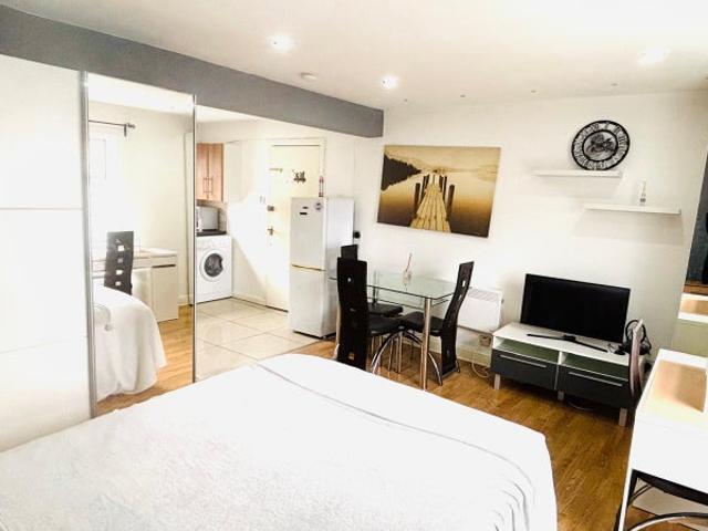 Cozy Studio available Bethnal Green Bills Included