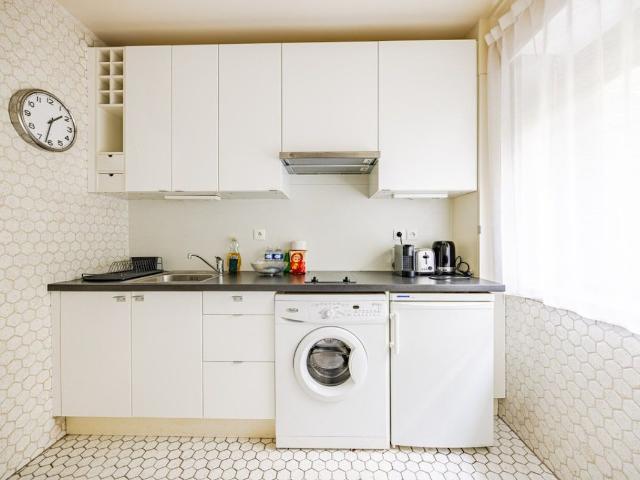 Cozy Studio for 4 in the Golden Triangle Near Champs Elysées, Paris Amsterdam Apartments for Rent
