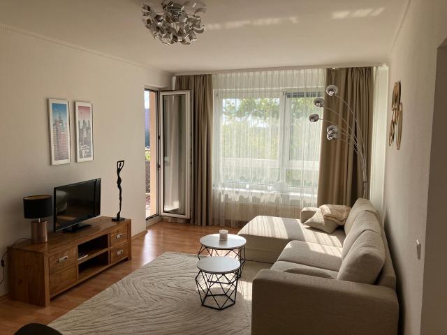 Cozy & Stylish all inclusive 2 Room Apartment with Sunny Loggia and Excellent Transport Links, Frankfurt Amsterdam Apartments for Rent