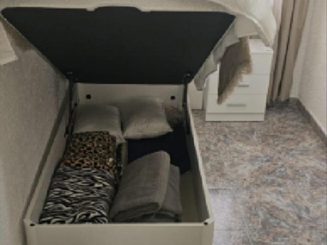Cozy Single Bedroom close to Quatre Camins Train Station
