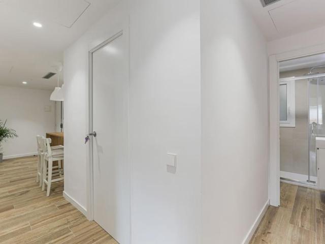 Cozy single bedroom in modern apartment in Gracia