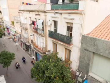 Cozy single bedroom in a 3 bedroom apartment near Santa Eulàlia metro station
