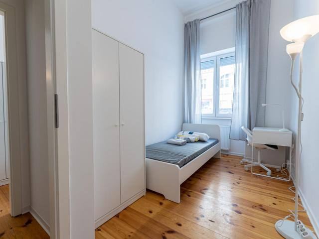 Cozy single bedroom in a 4 bedroom apartment