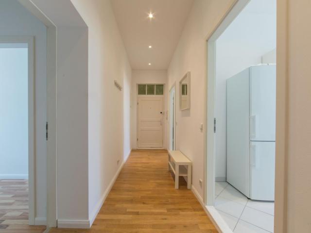 Cozy single bedroom in a 4 bedroom apartment near U Vinetastr. transport station