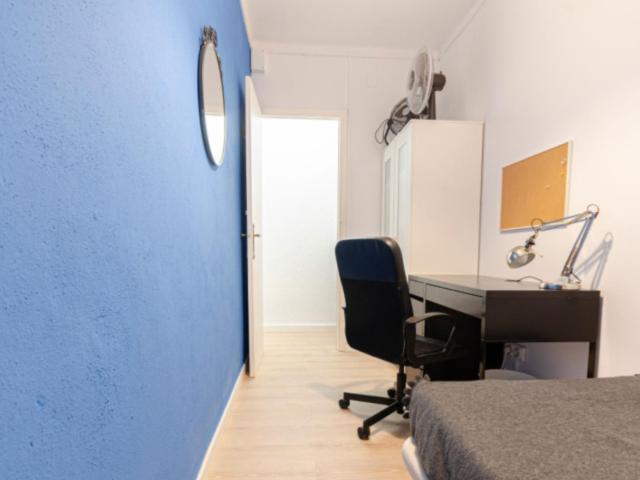 Cozy single bedroom in a 5 bedroom apartment near Parc del Mirador del Poble Sec