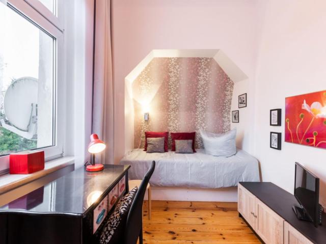 Cozy single bedroom in 6 bedroom apartment