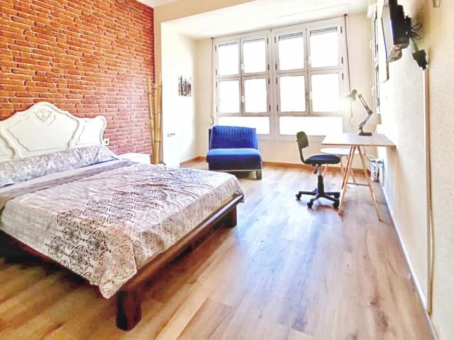 Cozy Single bedroom with biweekly cleaning, smart TV and Fridge in 5 bedroom apartment