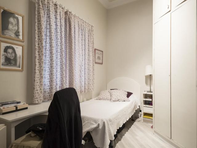 Cozy Single Bedroom with Wi Fi in 4 Bedroom Apartment, Sarrià Sant Gervasi