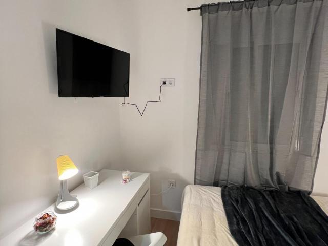 Cozy single bedroom within walking distance to the beach