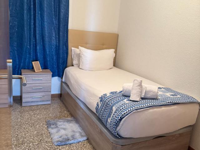 Cozy single bedroom