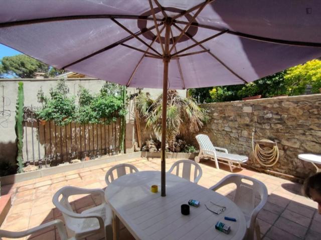 Cozy twin bedroom in independent house with spacious outdoor area next to Parque Güell