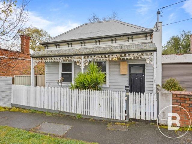 COZY THREE BEDROOM GEM WALKING DISTANCE TO CBD