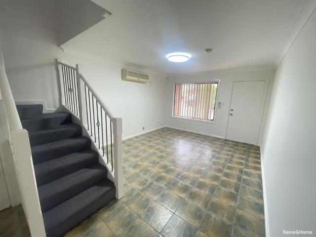 COZY TOWNHOUSE IN PRIME LOCATION