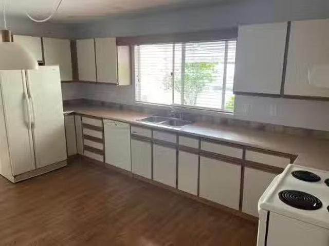 Cozy 1426 View Crescent, Tsawwassen, BC, V4M 2K2 house for l.