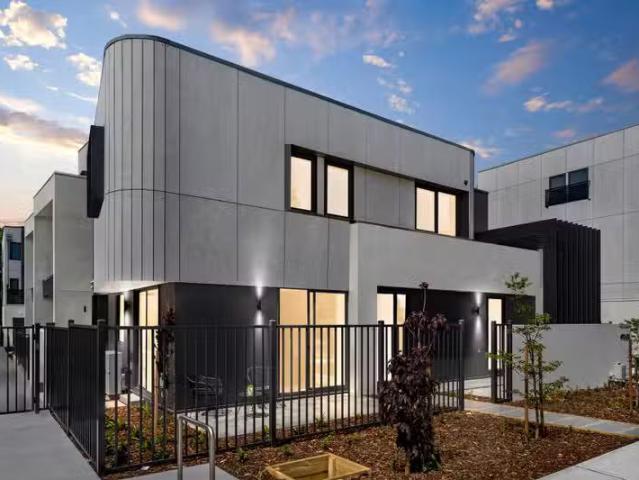 Just in! 1/492 Pascoe Vale Rd, Strathmore VIC 3041