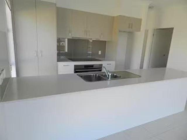 Just in! 14 Parkway Crescent, Kirkwood, QLD 4680