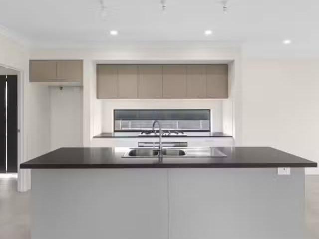 Deal! 14 Regents Crescent, YARRABILBA, QLD 4207 House for Rent