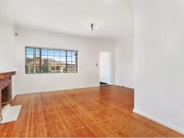 Cheap 15 Mcintyre Avenue, Brighton Le Sands House for rent Li.