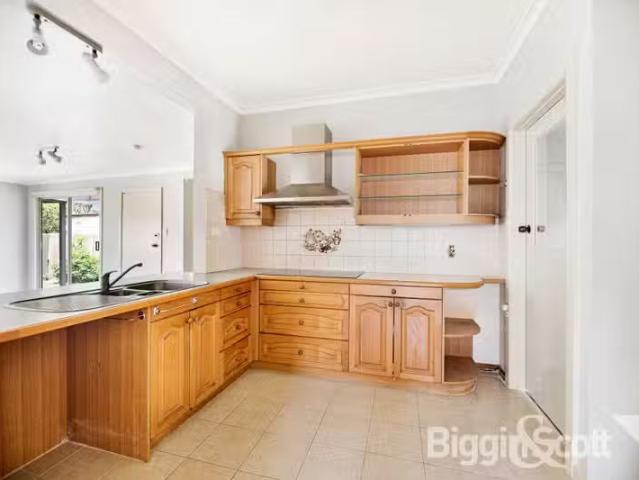 For Rent! 1/5 Emu Road, Maidstone VIC 3012