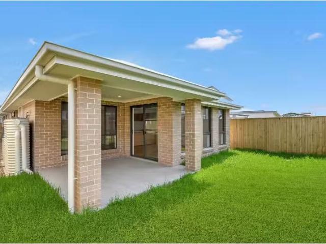Just in! 15 Kingsdale Avenue, CATHERINE FIELD House for rent.