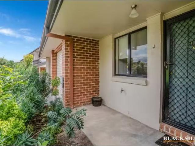 Charming 16/60 Paul Coe Crescent, Ngunnawal Townhouse for rent.