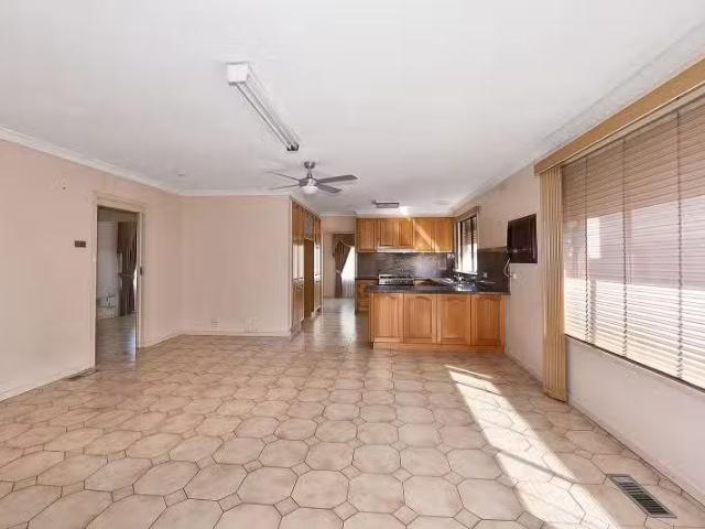 Cozy 16 Collinson Street, Keilor Park VIC 3042