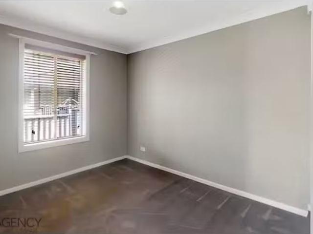 Cheap 16 Diamond Drive, Orange House for rent Listed by Simon.