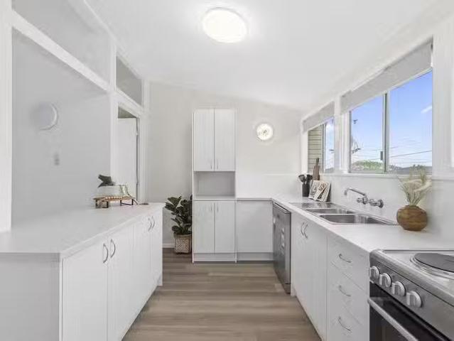 For Rent! 16 Pareena Crescent, Mansfield, QLD 4122