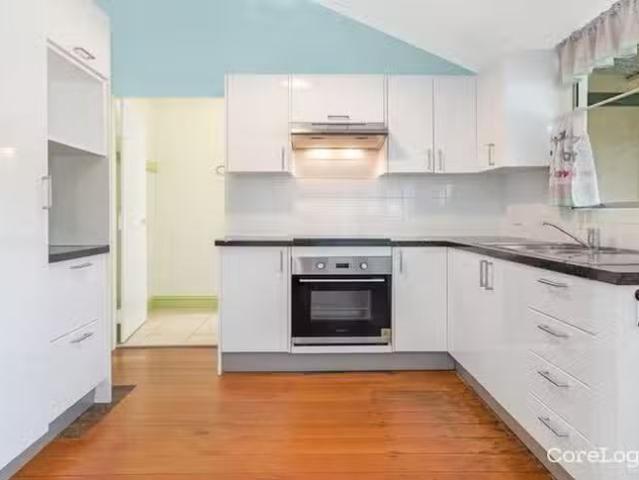 Charming 16 Yundah Street, Shorncliffe, QLD 4017