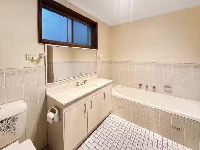 Charming 1/6 12 Stypandra Place, Springwood Apartment for rent.