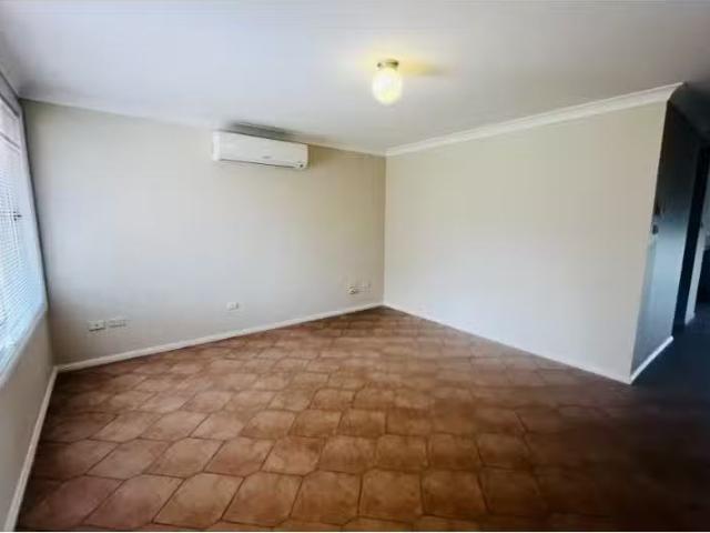 Just in! 16A Aukane Street, Green Valley Townhouse for rent L.