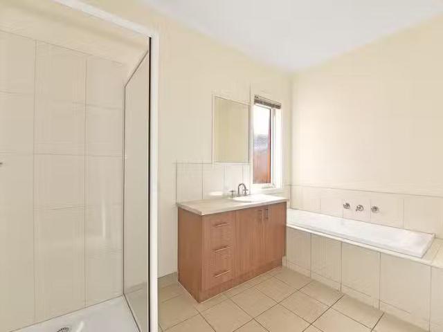 Rental! 16A Cresswold Avenue, Avondale Heights VIC 3034
