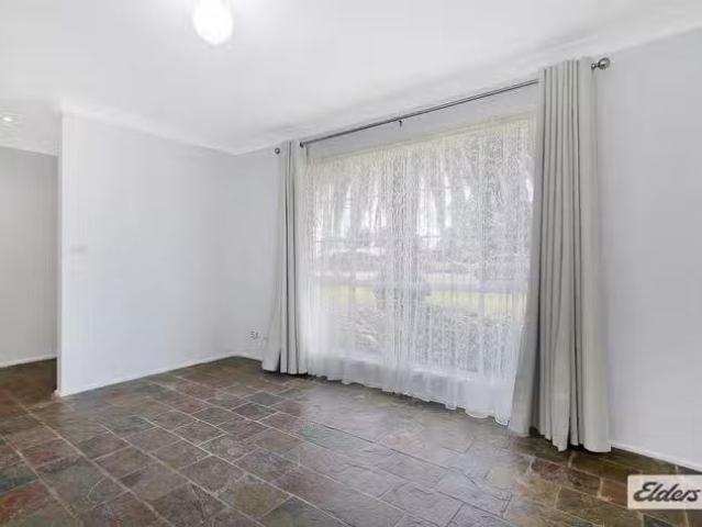 Cozy 172 Clarke Street, Howlong, NSW 2643