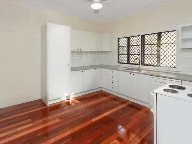 Deal! 176 Blackstone Road, Silkstone, QLD 4304