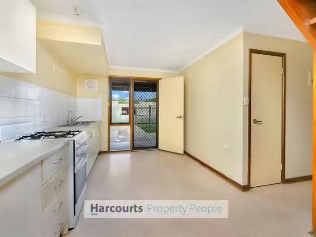 Unique 17 Ormiston Court, TAPEROO, SA 5017 Townhouse for Rent