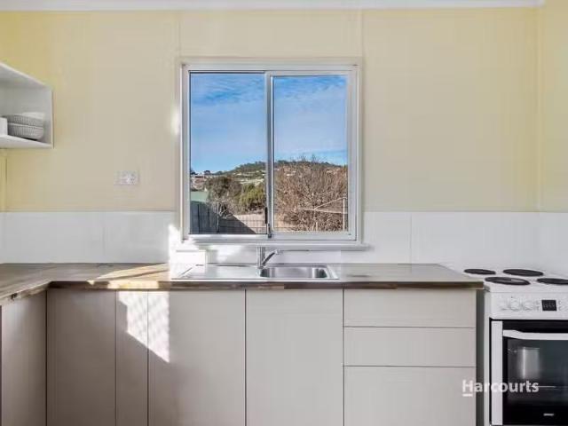 Cozy 17 Resolution Street, WARRANE, TAS 7018 House for Rent