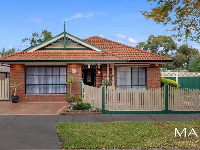 Unique 17 Wallaby Walk, South Morang VIC 3752