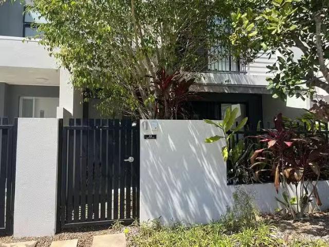 Just in! 18 Mayfair Lane, Hope Island, QLD 4212