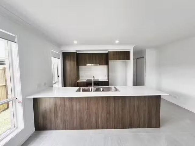 For Rent! 18 Flame Tree Road, Cotswold Hills, QLD 4350