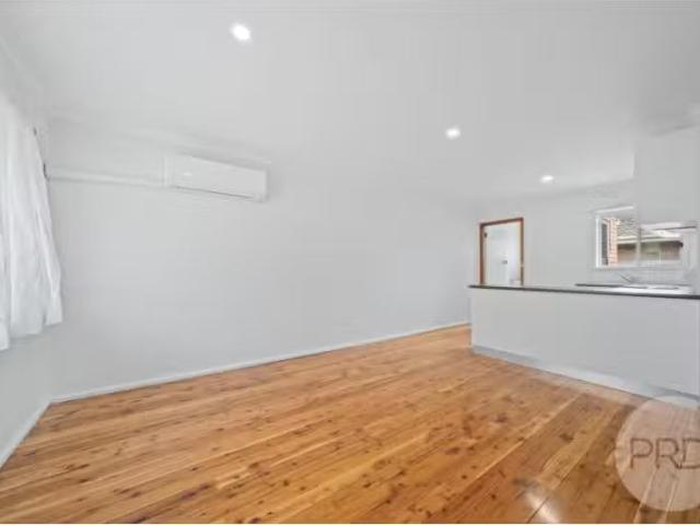 Just in! 1/8 Higgins Avenue, Wagga Wagga Apartment for rent L.