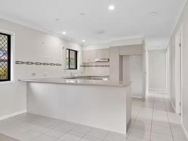 Cheap 18 Kurrajong Avenue, Hollywell, QLD 4216