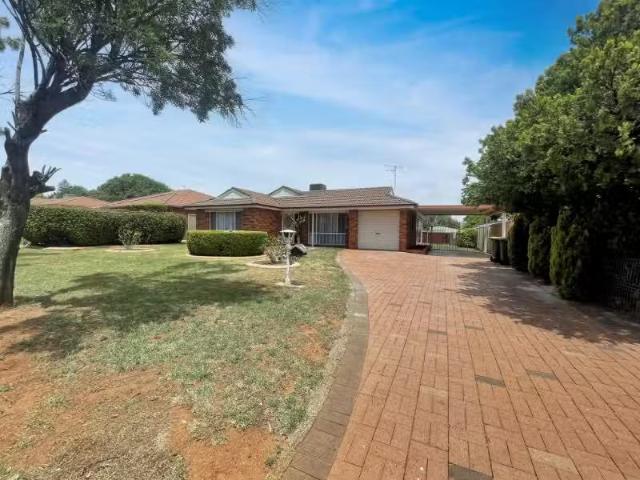 Rental! 18 Lindsay Place, DUBBO House for rent Listed by Chlo.
