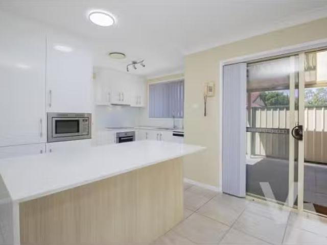 Just in! 1/8 Proserpine Close, Ashtonfield Apartment for rent.