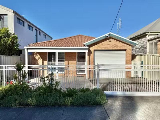 Nice 18 Railway Street, Merewether House for rent Listed by P.