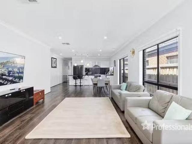 Cozy 18 Rhubarb Road, Manor Lakes, VIC 3024
