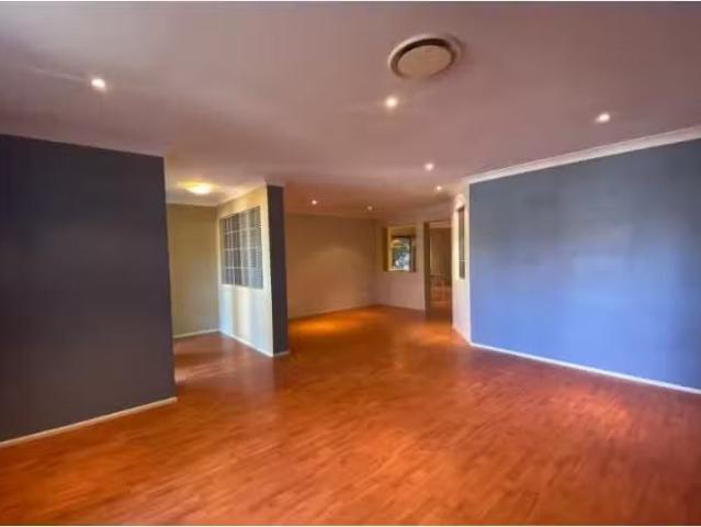 Deal! 18 Roxburgh Crescent, Stanhope Gardens House for rent L.