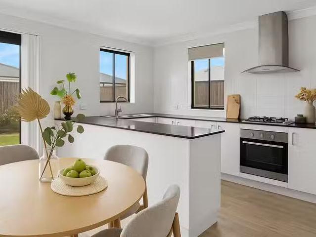 Deal! 18 Sunnyside Way, Aveley, WA 6069