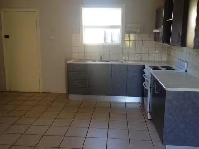 Cozy 1/90 Webb Street, Townview, QLD 4825