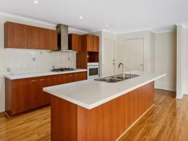 Deal! 19 Horsham Drive, Cranbourne East VIC 3977 House For L.
